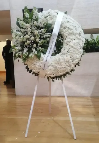 Corona con Medallon de Flores Blancas